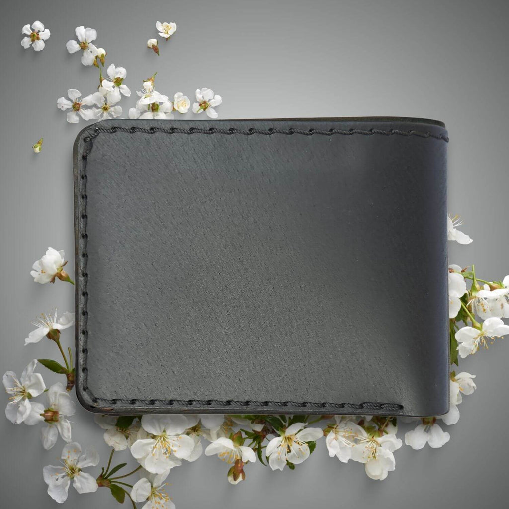 https://cdn.shopify.com/s/files/1/0894/5608/3225/files/bi-fold-wallet-men-vegetable-tanned-full-grain-leather-brown-green.jpg?v=1770805569