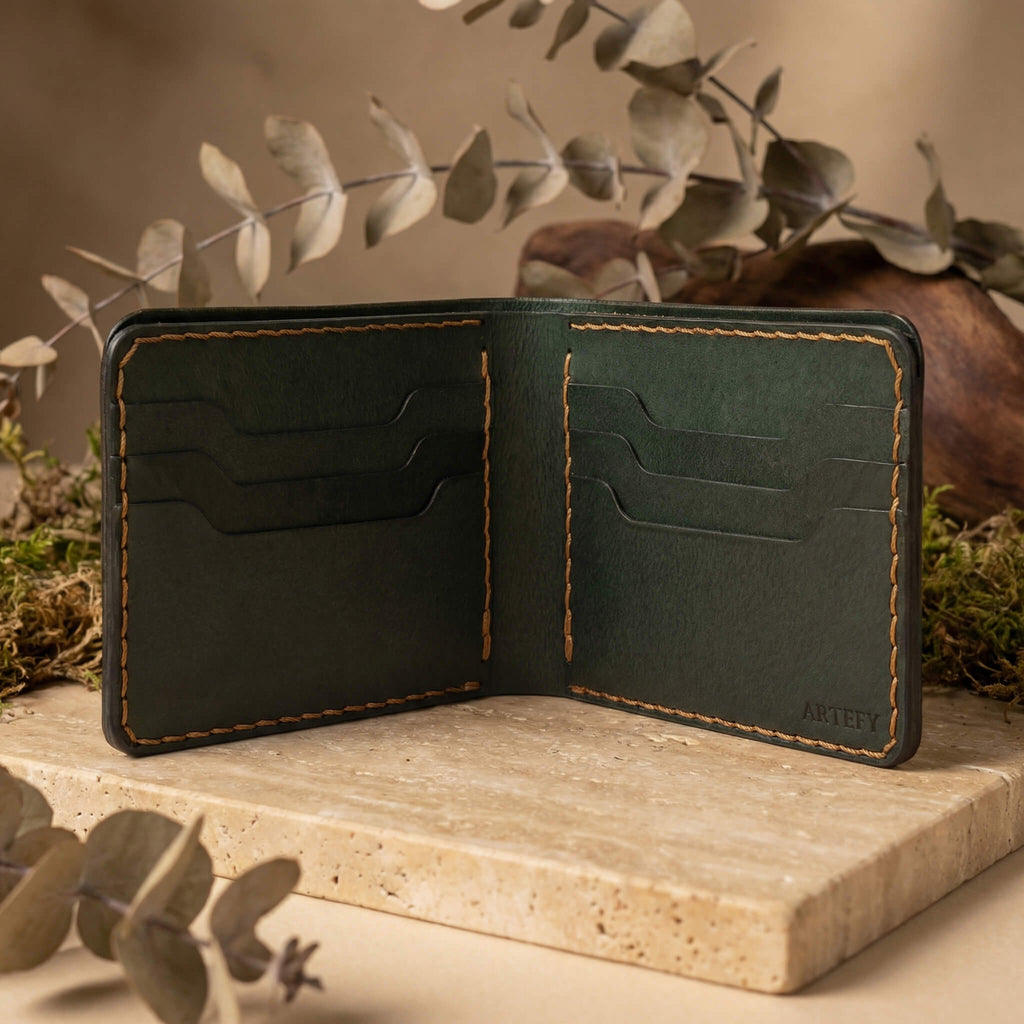 https://cdn.shopify.com/s/files/1/0894/5608/3225/files/bi-fold-wallet-men-vegetable-tanned-full-grain-leather-green.jpg?v=1770805674